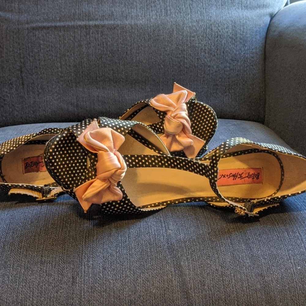 Betsey Johnson Black and White Polka Dot T-Strap Heels with Peach Bow - Picture 4 of 5